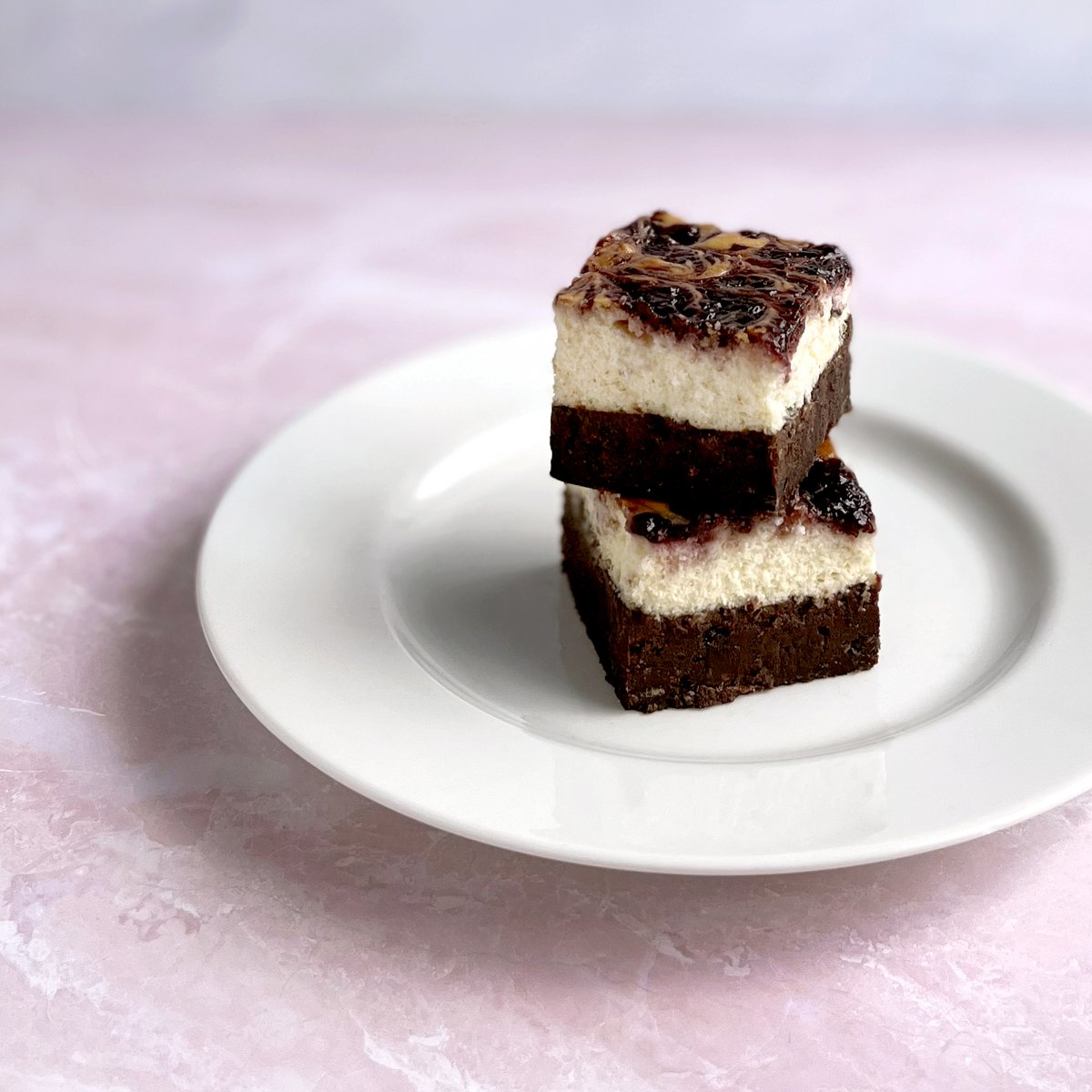 These decadent brownies have it all 😍 The top layer is cream cheese and skyr cheesecake topped with cherry purée 🍒 And we mixed chopped Icelandic dark chocolate into the rich brownie base for the way to anyone’s heart: MORE CHOCOLATE 🍫✨

❤️ Recipe: recipes.fikabrodbox.com/cherry-cheesec…