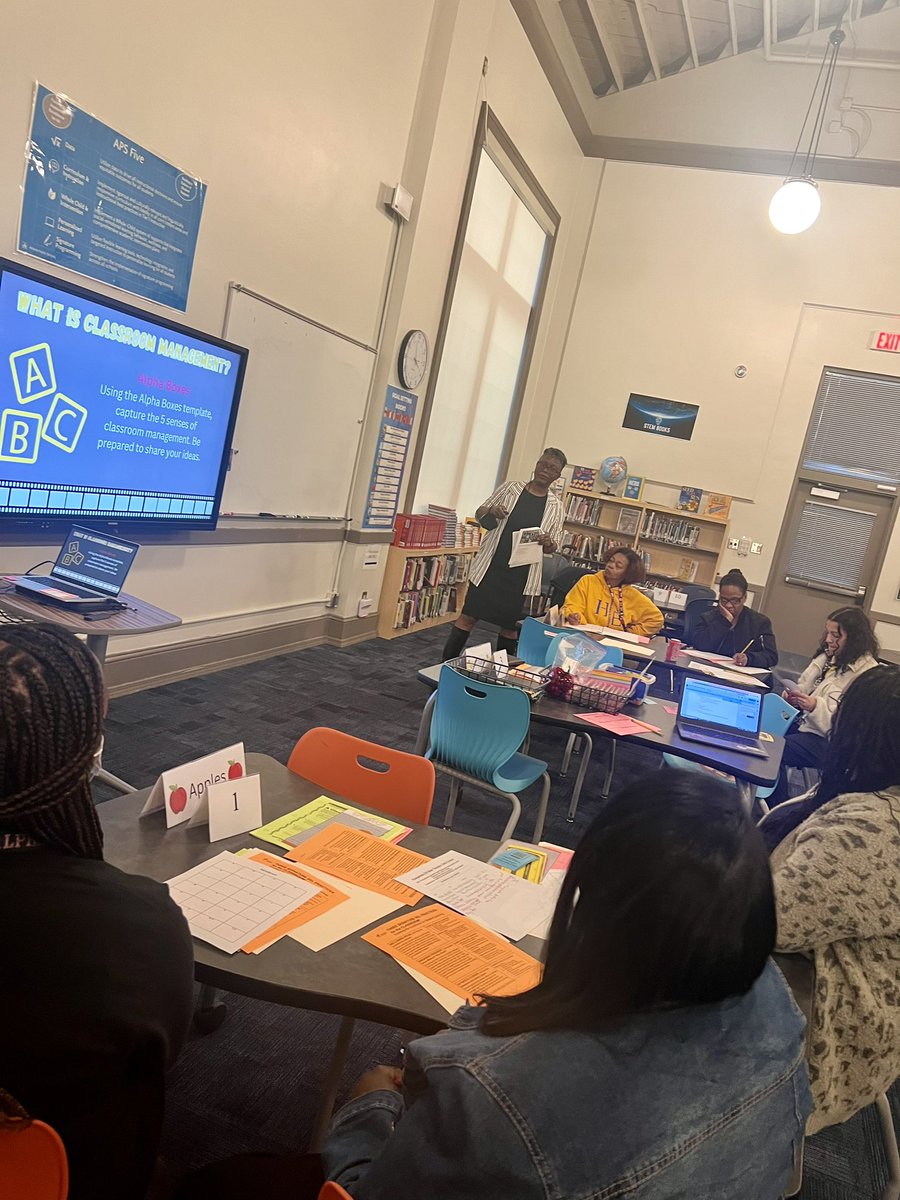 APSHumphriesES's tweet photo. What a treat to have @APSIDDTSumrall present to our new staff this afternoon! #theHUMPHRIESway #roadrunnerready https://t.co/VRLzXQaxPq