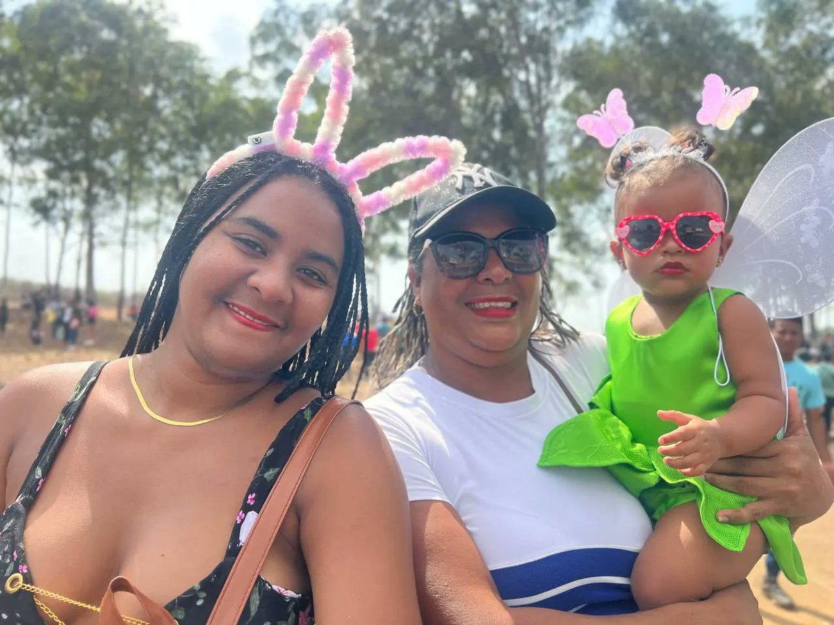 OviedoPSUV's tweet photo. Todos los años nuestra gente se viene fielmente a su calipsódromo a vacilar las comparsas, los trajes y la alegría que traen estos carnavales y sus caras lo reflejan. Somos fiesta, baile, pero, sobre todo, tradición que nos une.

#JuventudPatriota
#Carnavales #carnvales2024 #CiudadGuayana #Venezuela
@NicolasMaduro @amarcanopsuv