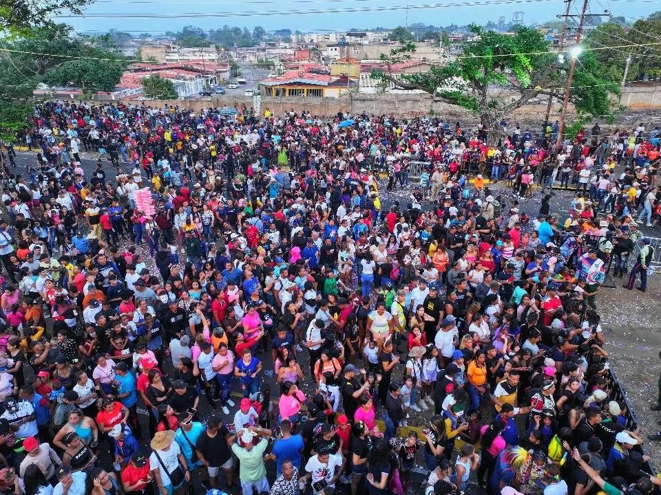 OviedoPSUV's tweet photo. Todos los años nuestra gente se viene fielmente a su calipsódromo a vacilar las comparsas, los trajes y la alegría que traen estos carnavales y sus caras lo reflejan. Somos fiesta, baile, pero, sobre todo, tradición que nos une.

#JuventudPatriota
#Carnavales #carnvales2024 #CiudadGuayana #Venezuela
@NicolasMaduro @amarcanopsuv