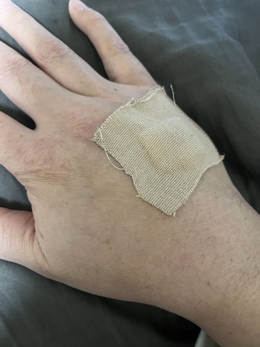 「急性腸炎になり昨日は一日病院にいました…。生存報告です。こんなところから点滴ぶち」|PJ@のイラスト
