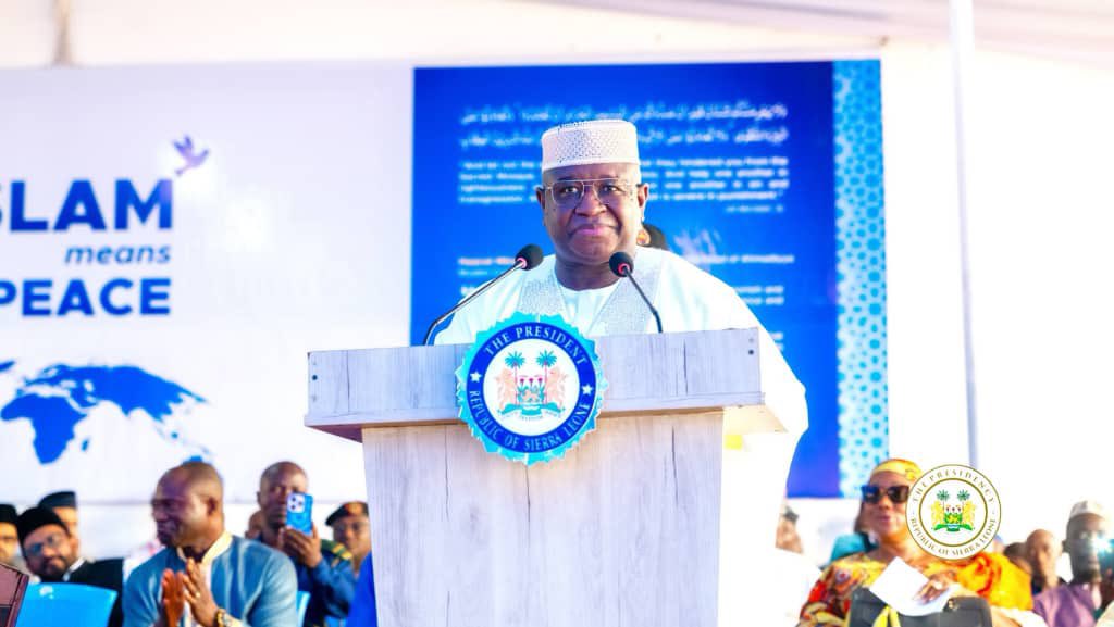 PAAMA_UK's tweet photo. The President of Sierra Leone, His Excellency Julius Maada Bio, giving his address as guest speaker at this year’s 59th #JalsaSalana of Jama'at Ahmadiyya #SierraLeone.    
#Islam #Ahmadiyya #Peace #SaloneTwitter #jalsaconnect #Salone #jalsasalone https://t.co/7ETZeOZa7u