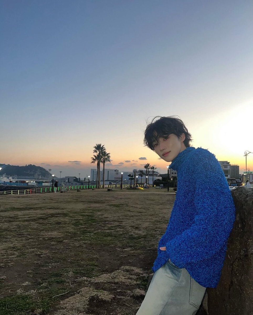 caanhee's tweet photo. Blue sweater could never go wrong with curly hair. Matches well with the sky. A little present for my beloved Deobi. 💙 https://t.co/r4QBC6ln5j