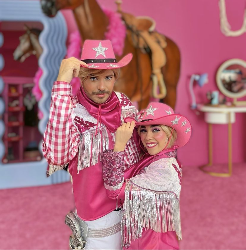 SamMrBigbang's tweet photo. Carnavaaaal 💖💖💖💖 De rosa Barbie y Ken 😹 
#barbie #ken https://t.co/lFelHCk9dJ
