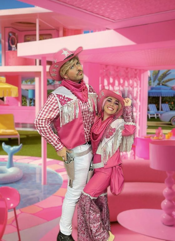 SamMrBigbang's tweet photo. Carnavaaaal 💖💖💖💖 De rosa Barbie y Ken 😹 
#barbie #ken https://t.co/lFelHCk9dJ