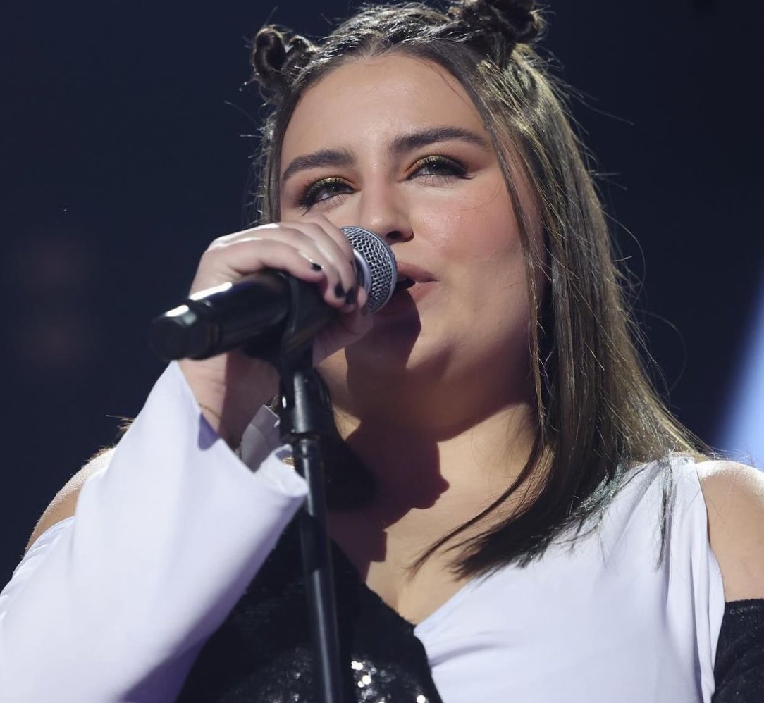 alejandropleal's tweet photo. nuestra ganadora y punch #OTGala11 https://t.co/Zz25NUjm6a