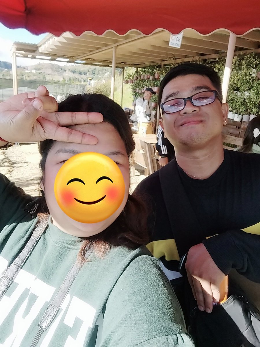 Me: Kuya Gelo pwede po papic?
Gelo: Sigurado ka ba? 
Me: 😂

Saw Ate Cel din nag -hi ako sa kanya kaso nasa stand by sya nun kaya di me nakapag pa pic. Si Kuya Gelo kasi dyan bumaba ulit sa may common resting area to get some snacks. 

#DonBelle