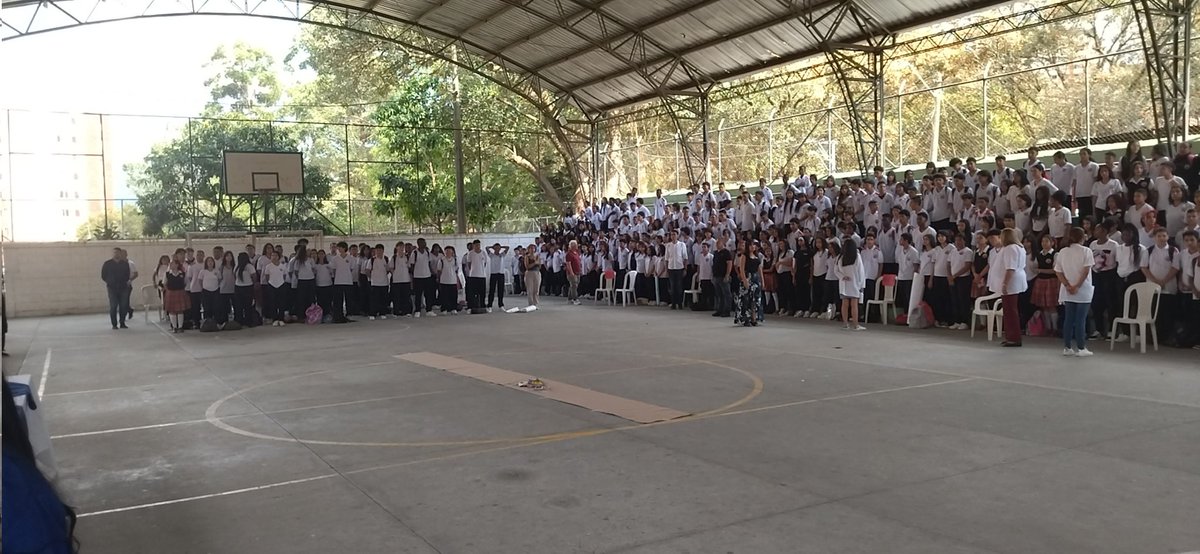 redepazant's tweet photo. #Medellín estuvimos en la celebración del Día de las #ManosRojas en la I.E. Pedro Octavio Amado @SecNoViolencia @EducacionMed @JuventudMed @CasadelaMemoria @WorldVisionLAC @mesaporlavidame  @UnidadVictimas @AlcaldiadeMed @MAPPOEA @MisionONUCol @DefensoriaCol @seguridadmed https://t.co/SmI7cOYrxF