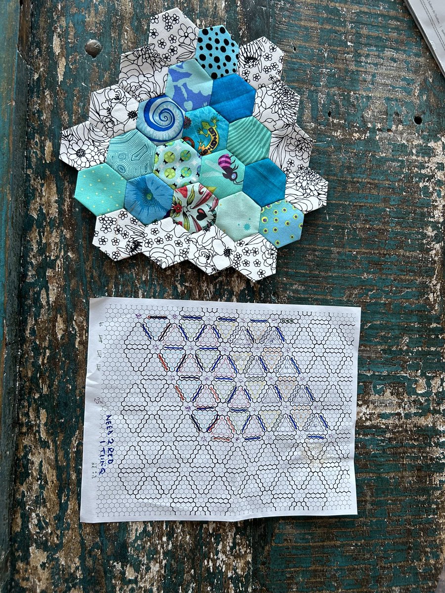 LucyNeatby's tweet photo. One more unit of Project 3 completed and a jigsaw! #holidays #baiesaintpaul #englishpaperpiecing https://t.co/mieh4xHw5z