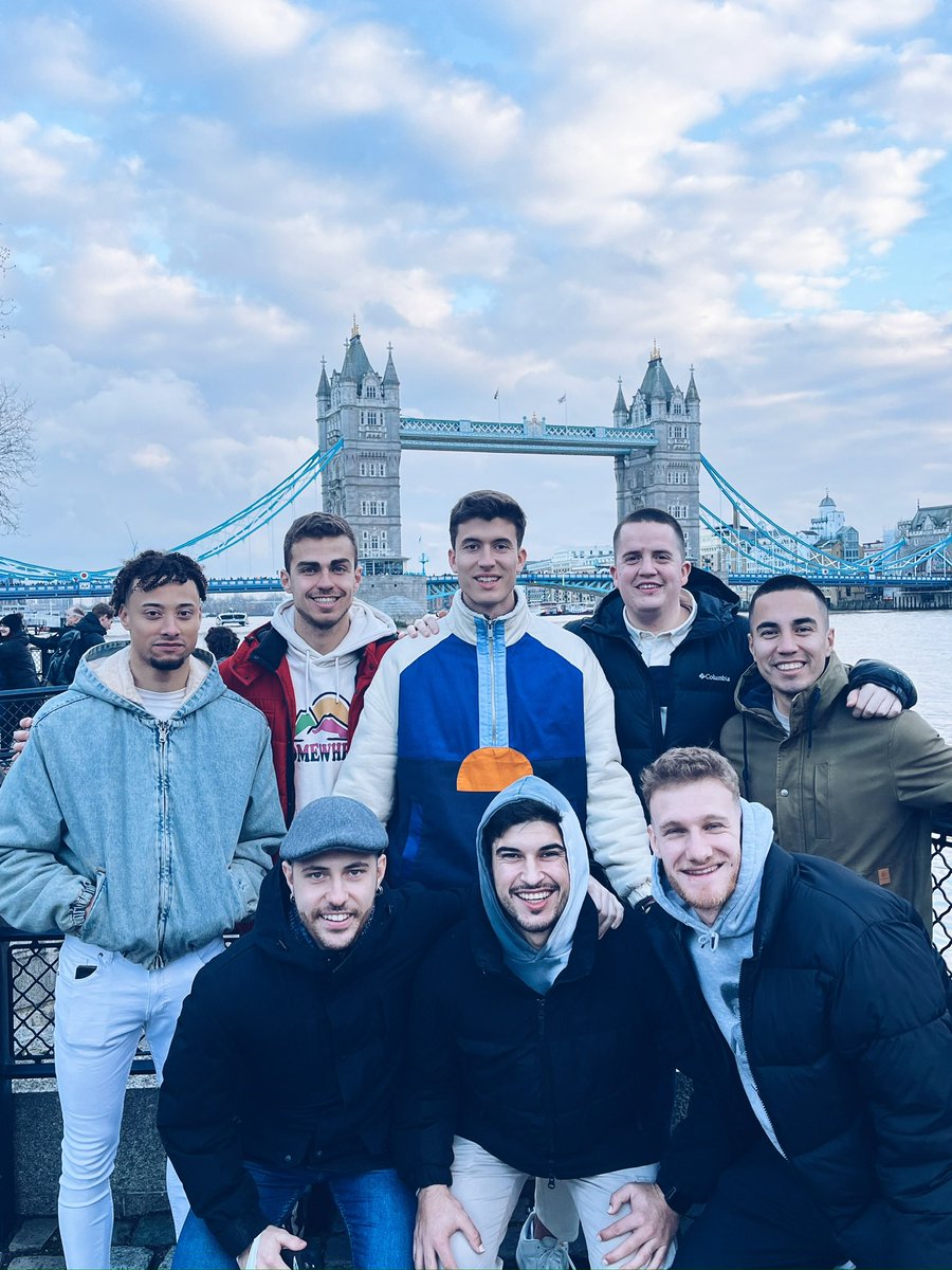 aaron_vilchez99's tweet photo. Londres, los pibes, fútbol y cerveza… ¿Pa’ qué más?… https://t.co/53IOKSyWmR