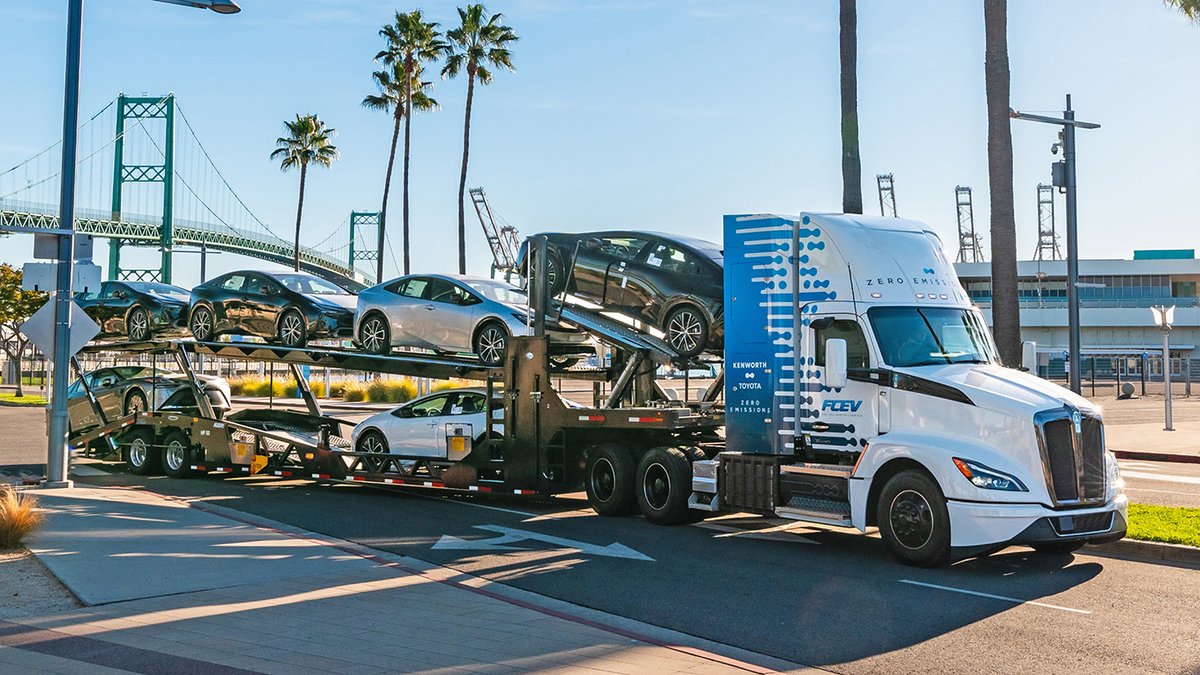 KenworthTruckCo's tweet photo. If you’re attending the World Ag Expo starting tomorrow in Tulare, CA, stop by the SoCalGas booth and see the Kenworth T680 FCEV, the zero-emissions hydrogen fuel cell electric vehicle.  https://t.co/z5lFSPwdVi
#Kenworth #T680FCEV #FuelCell #Hydrogen #DrivingtoZeroEmissions https://t.co/Y8DYiPLV7h