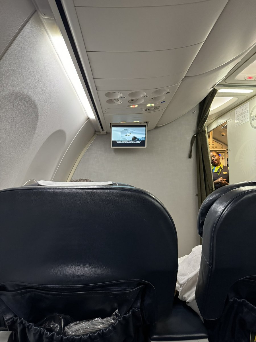 SarahDubai_TC's tweet photo. @FlyRwandAir oh my gosh. How old is this plane? It must be at least 15 years since I was on an aircraft like this.  #worstbusinessclassexperienceever https://t.co/IZxY6yBB5a