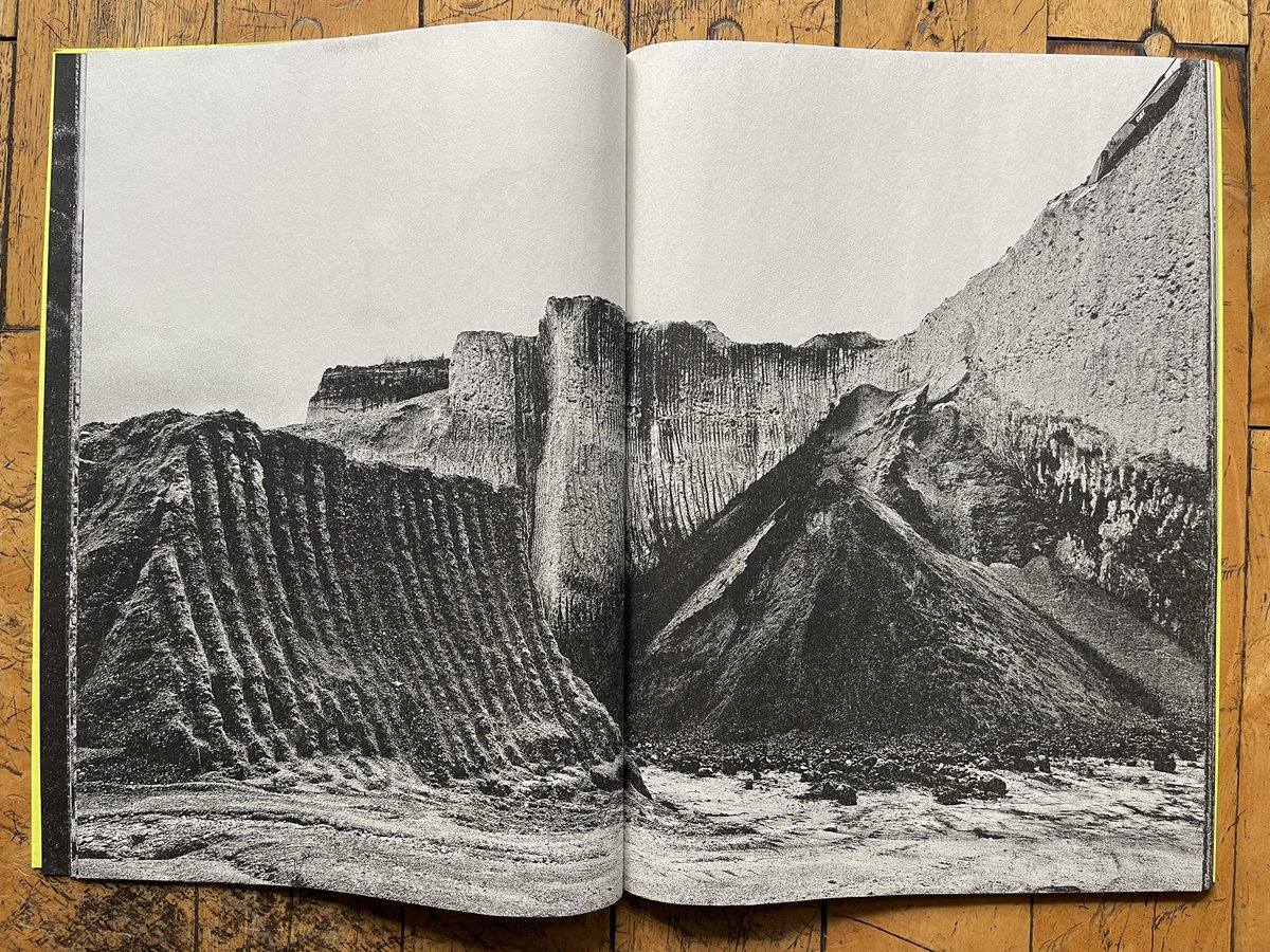 Axel Arañó (@axelarano) on Twitter photo La producción del espacio tiene un impacto
Brutal
en el paisaje.
Poética reflexión fotográfica de <a href="/zonilupe/">onnisluque</a>
editada por Gato Negro Ediciones La producción del espacio tiene un impacto
Brutal
en el paisaje.
Poética reflexión fotográfica de <a href="/zonilupe/">onnisluque</a>
editada por Gato Negro Ediciones