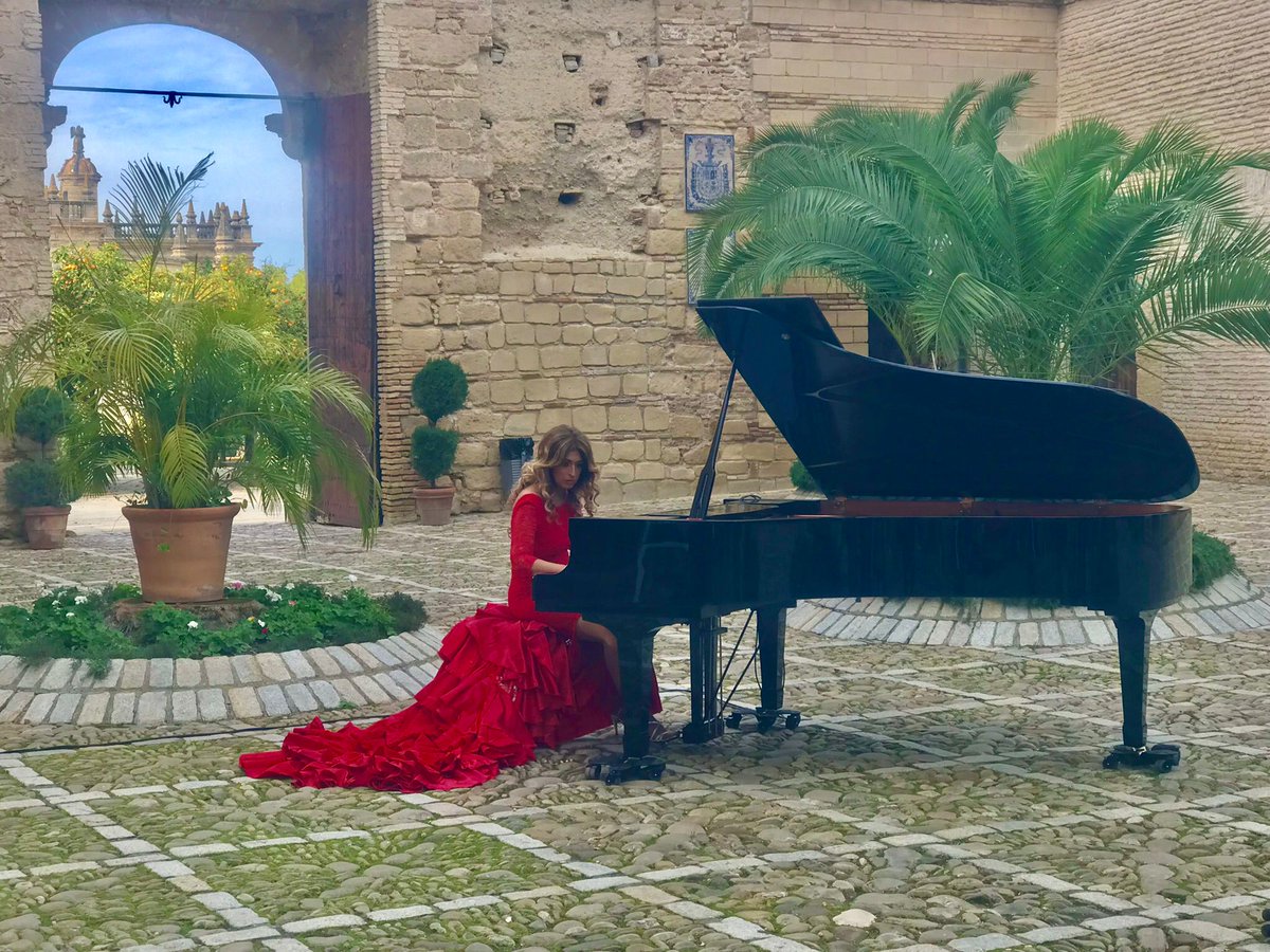 María de la O, Rosario, la Reina Gitana solo a piano en el patio del #alcazardejerez 
#ConLolaFlores