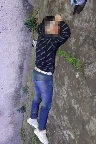 peladodelatv's tweet photo. 🚨| Una jubilada de 77 años mató de un balazo a un ladrón en Tucumán.

La señora tomaba mate en la calle con 2 amigas cuando vio a 2 jóvenes sospechosos; entró a su casa, agarró su arma y mató a uno de ellos cuando intentó robarlas. ¿Apoyas a esta jubilada? https://t.co/eoh85X34c3