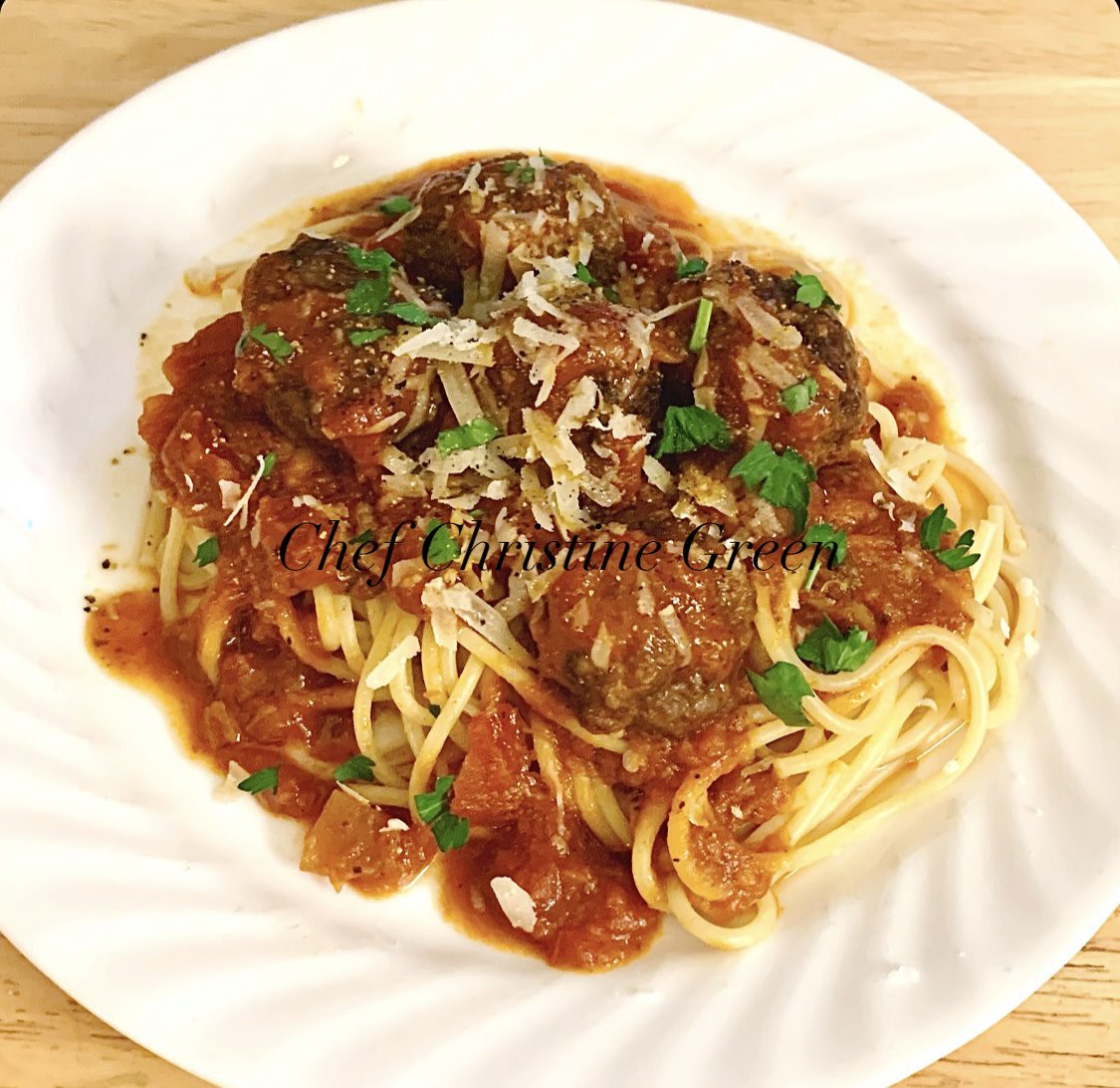 Chynableu's tweet photo. Delicious Spaghetti and meatballs with lots of Parmesan cheese 🧀 https://t.co/aqSm6rH7UL