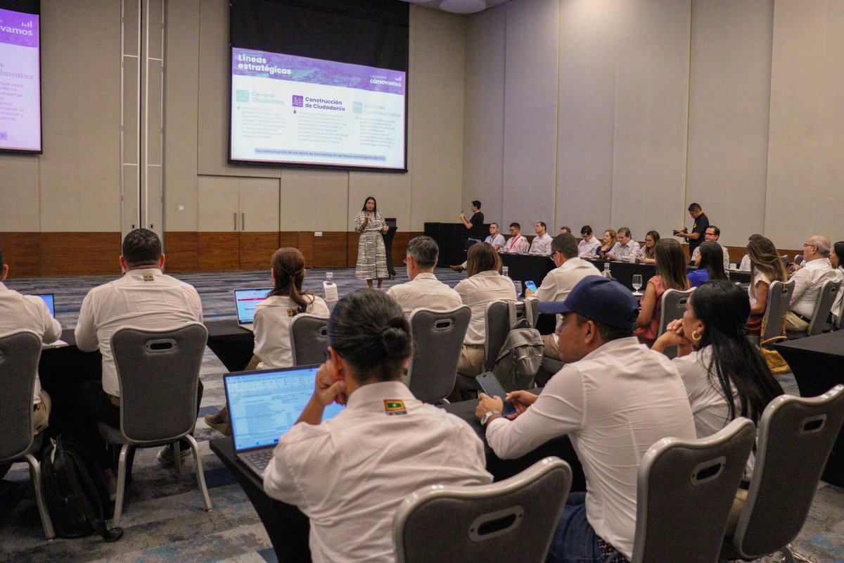 Esta tarde nos reunimos con el alcalde mayor de Cartagena <a href="/dumek_turbay/">Dumek Turbay Paz</a>, +50 miembros del gabinete distrital, y la Junta Directiva de CCV para trazar acuerdos, socializar herramientas y poner a disposición los datos de CCV en la construcción del Plan de Desarrollo 2024-2027.