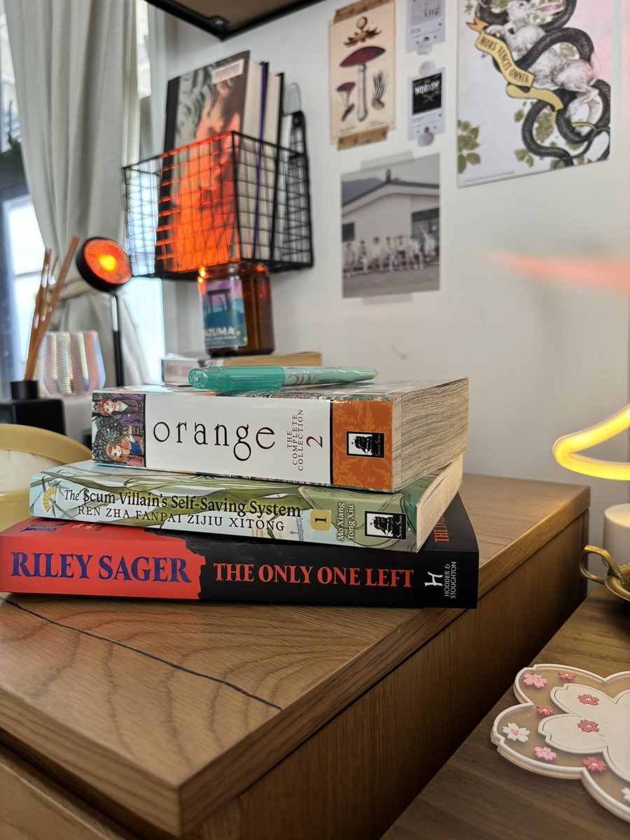 weavingmythos's tweet photo. Here’s my currently reading pile <3333 what are you reading friends? #booktwt https://t.co/BcMugcf64V