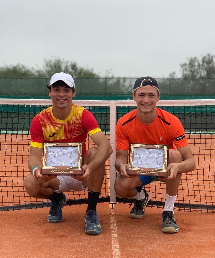 Not_Esportivas's tweet photo. ITF TENNIS!
Parabéns aos tenistas campeões do @worldtennis de M25 de Hammamet na Tunisia.
Simples: Kamil Majchrzak 🇵🇱/🏆(10)
Duplas: Simone Agostini 🇮🇹/ Gianluca Cadenasso 🇮🇹
#ITFWorldTennisTour #ITFTennis #Tennis #HammametOpen #KamilMajchrzak #SimoneAgostini #GianlucaCadenasso https://t.co/TP2Q4I4pwd