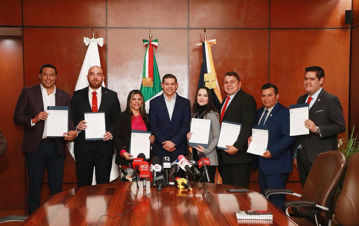 Entrega Octavio Pimentel 7 nuevos nombramientos

#Saltillo #Coahuila 

eldiariodecoahuila.com.mx/2024/02/12/ent…