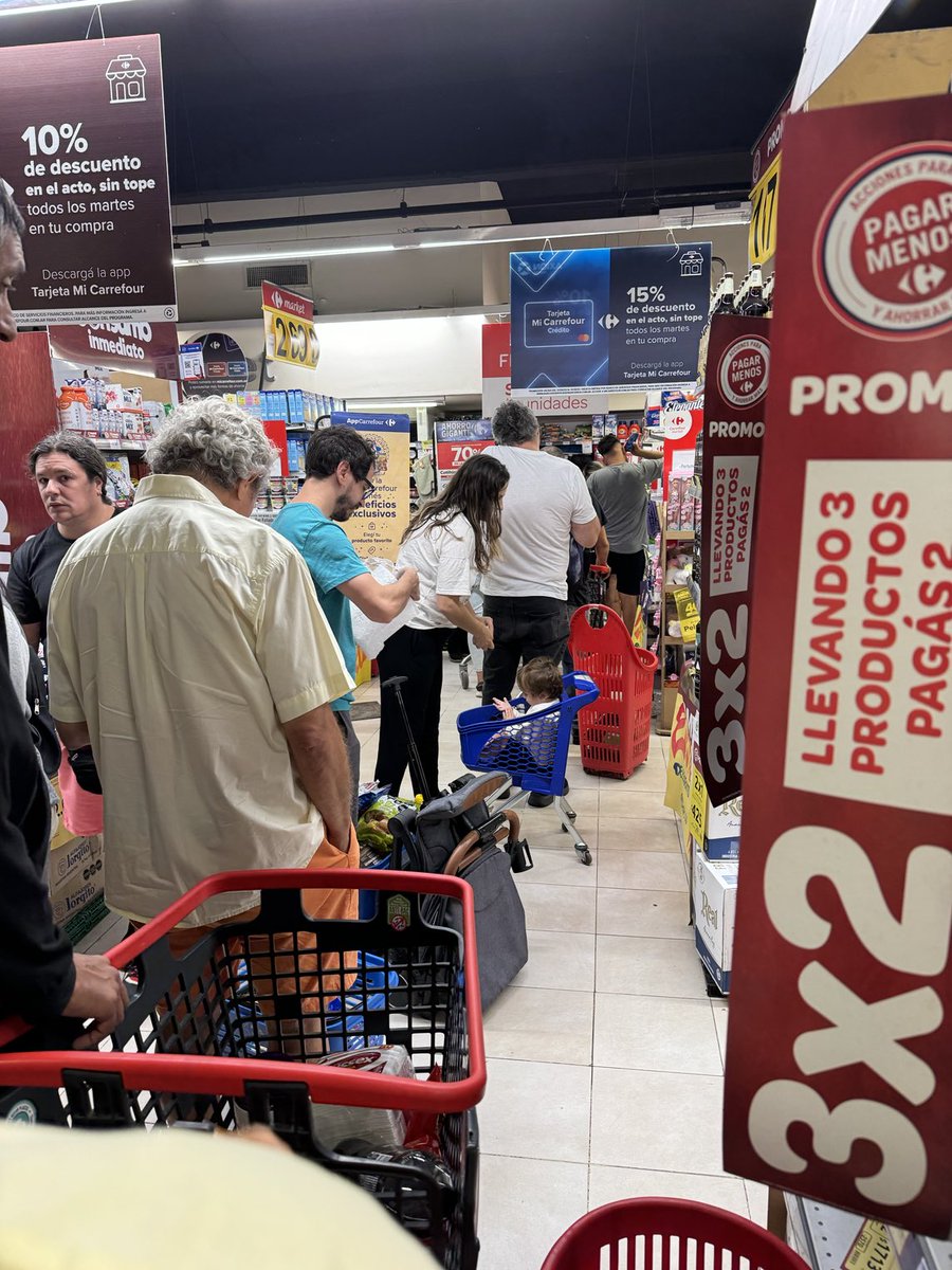 Feriados “optativos” en Carrefour ⁦<a href="/CRFresponde/">Carrefour Responde</a>⁩ con kilos de gente en la cola xq no tienen cajeros! Mal servicio!! Contesten gente!!