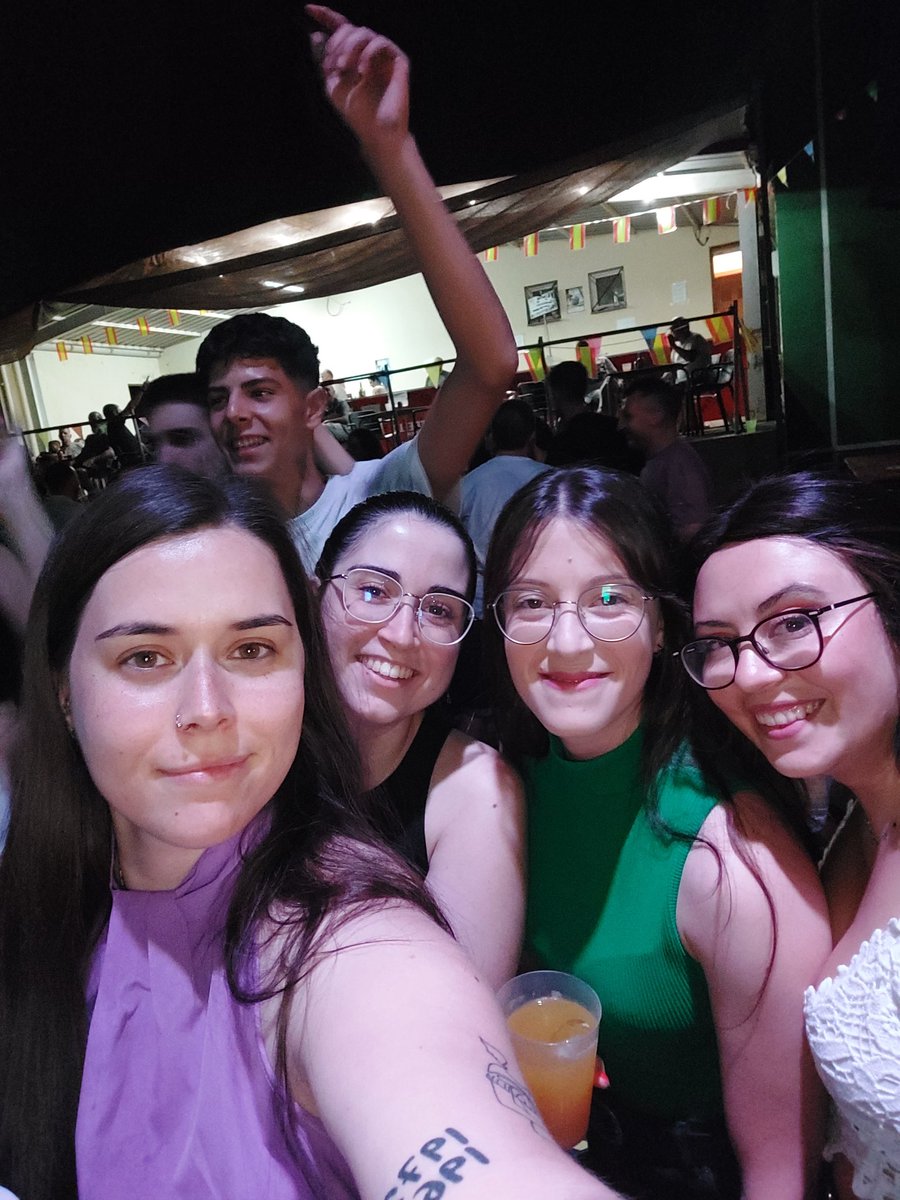Andrea4Maria97's tweet photo. Me he puesto a ver las fotos y los videos de las fiestas del pueblo del año pasado y 🥲 de vd que las mejores en mucho tiempo 🏡💖 https://t.co/HUoThhLLzI