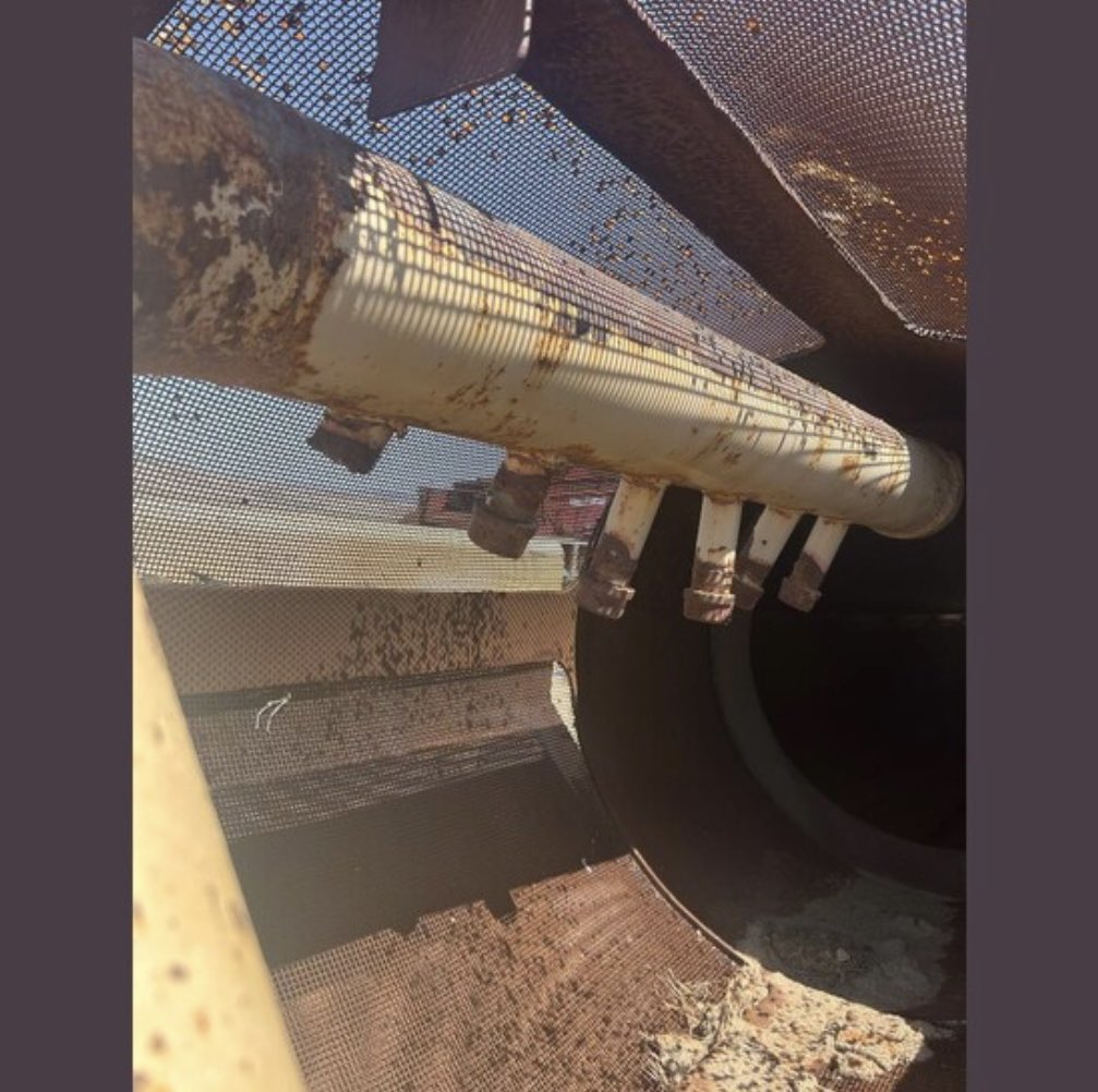 SavonaEquipment's tweet photo. Joel Farmer 42in dia by 28ft trommel. 50-100TPH. 24ft7in scrubbing section, 41in screening. 44in by 6ft hopper, 10HP Marathon drive motor. 400-800GPM water required. On tandem axle chassis. https://t.co/s1wJ9jcbDt #trommel #portable #goldrecovery #goldmining #placermining https://t.co/Y8Yiq0wFsB
