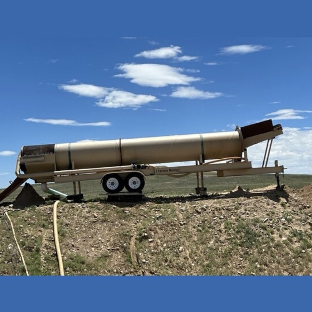 SavonaEquipment's tweet photo. Joel Farmer 42in dia by 28ft trommel. 50-100TPH. 24ft7in scrubbing section, 41in screening. 44in by 6ft hopper, 10HP Marathon drive motor. 400-800GPM water required. On tandem axle chassis. https://t.co/s1wJ9jcbDt #trommel #portable #goldrecovery #goldmining #placermining https://t.co/Y8Yiq0wFsB