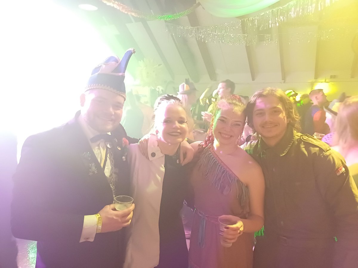 meikesmiley's tweet photo. Family carnaval💕 https://t.co/Z9JPGa3gVj