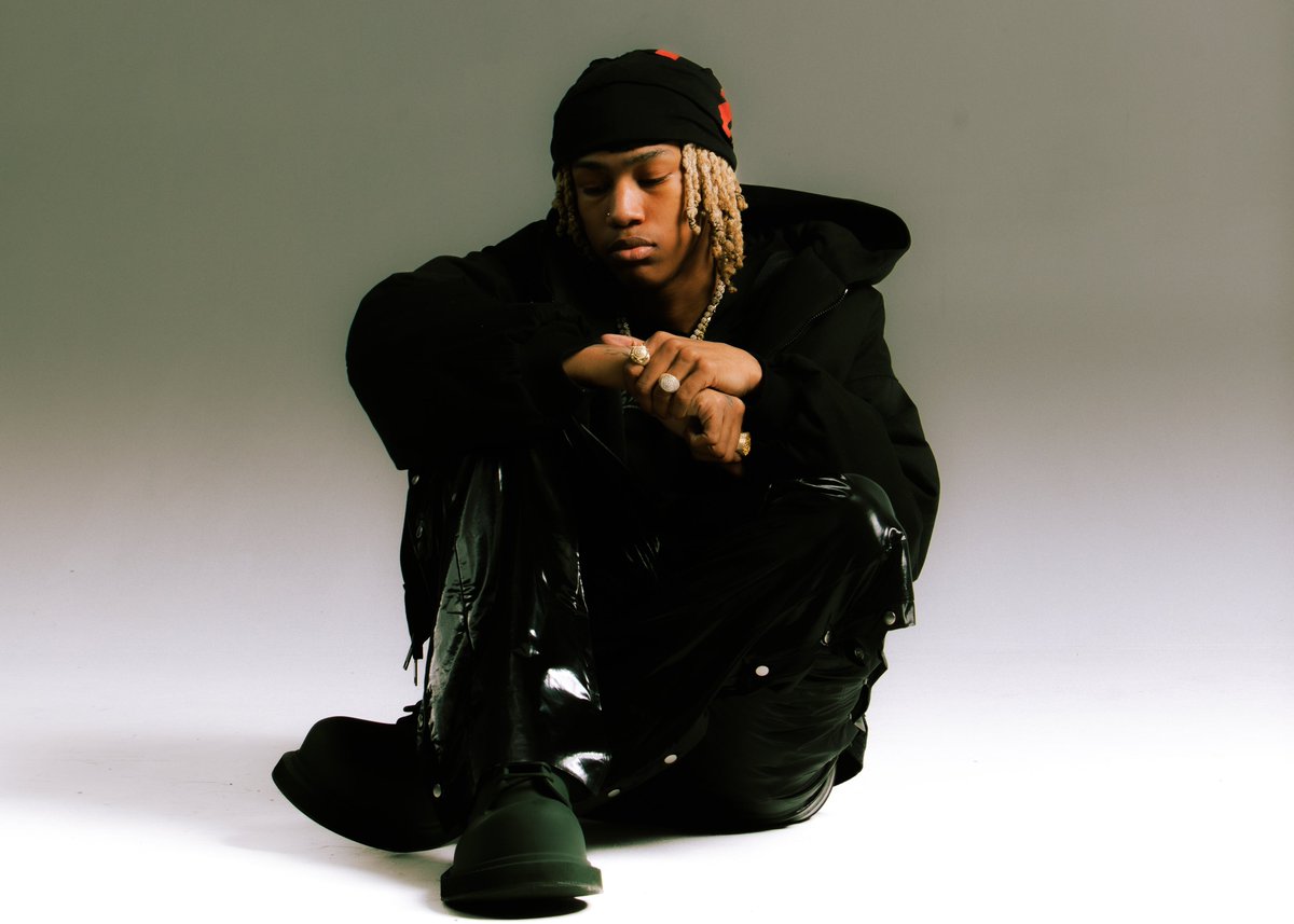 rueguh_'s tweet photo. rich amiri press photos https://t.co/7wuwJGFKDE