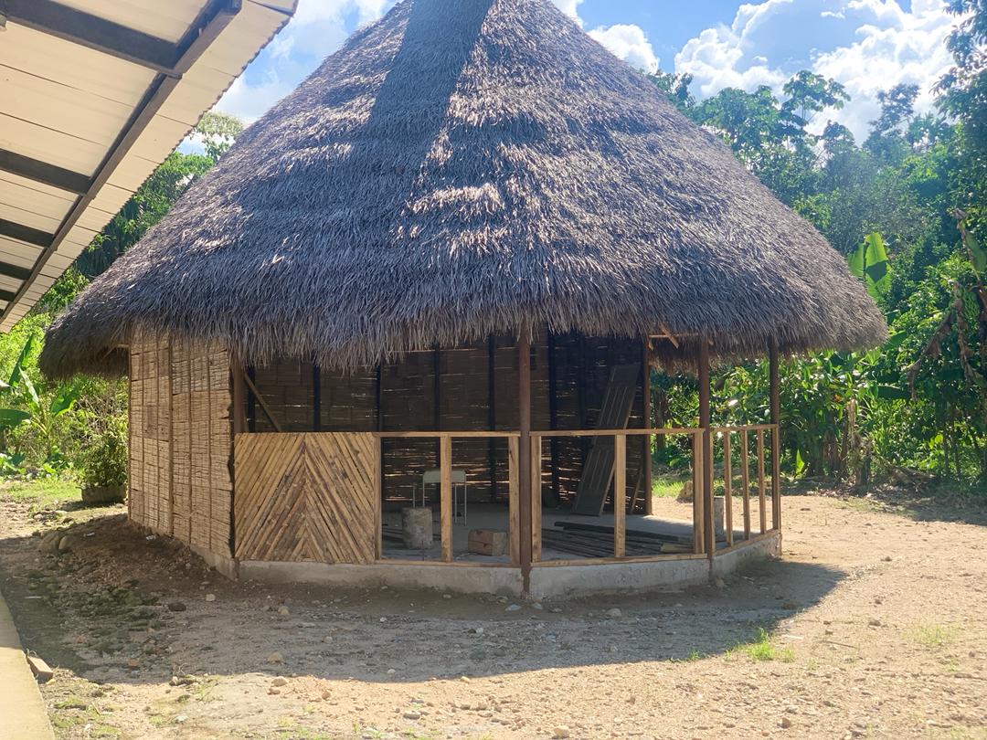 mannaproject's tweet photo. We loved making this library with @ufindlay! It'll be used as a library and home for Kichwa cultural events! If you want to make big impact in little time, considering joining our groups programs - https://t.co/QCNLegda4Q #library #amazonrainfrest #groupsabroad https://t.co/neZPPGLhVq
