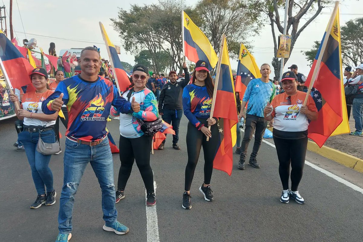 CVGFundeporte's tweet photo. CVG Fundeporte dice presente en el desfile de carrozas y comparsas en la Av. Gumilla en San Félix, acompañados de su presidente @jonatmillan. Un despliegue de música y color que alegró los corazones de la familia Guayanesa🇻🇪🪇👹🔥 https://t.co/LBeDfFEafF