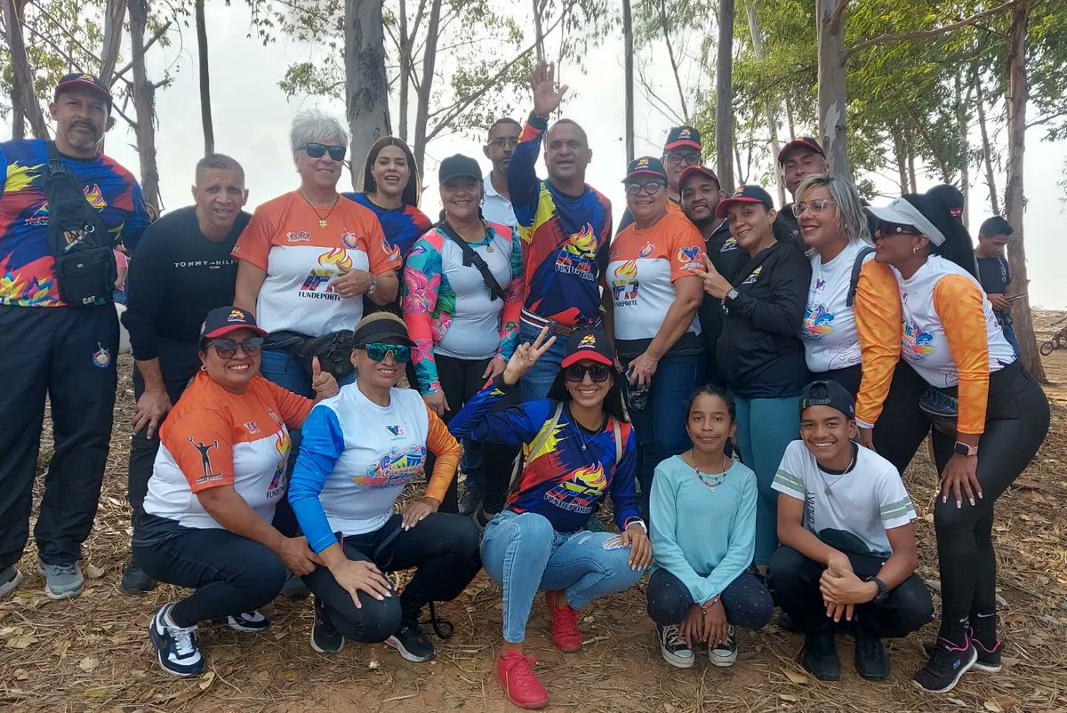 CVGFundeporte's tweet photo. CVG Fundeporte dice presente en el desfile de carrozas y comparsas en la Av. Gumilla en San Félix, acompañados de su presidente @jonatmillan. Un despliegue de música y color que alegró los corazones de la familia Guayanesa🇻🇪🪇👹🔥 https://t.co/LBeDfFEafF