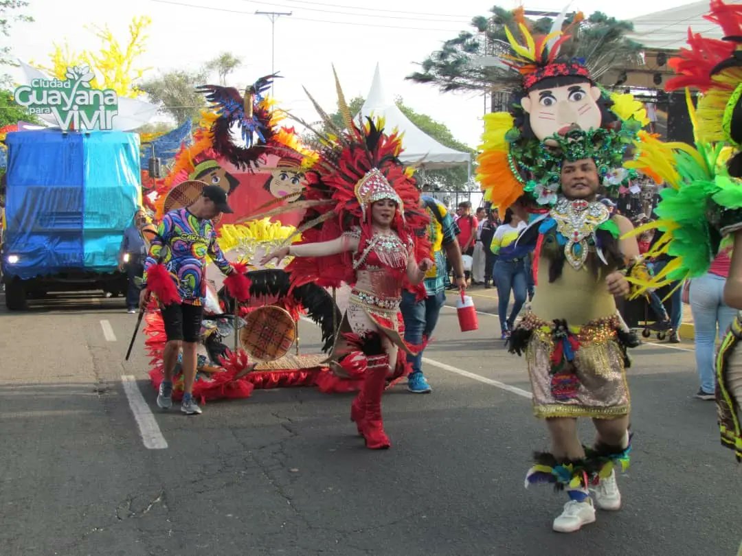 CVGFundeporte's tweet photo. CVG Fundeporte dice presente en el desfile de carrozas y comparsas en la Av. Gumilla en San Félix, acompañados de su presidente @jonatmillan. Un despliegue de música y color que alegró los corazones de la familia Guayanesa🇻🇪🪇👹🔥 https://t.co/LBeDfFEafF