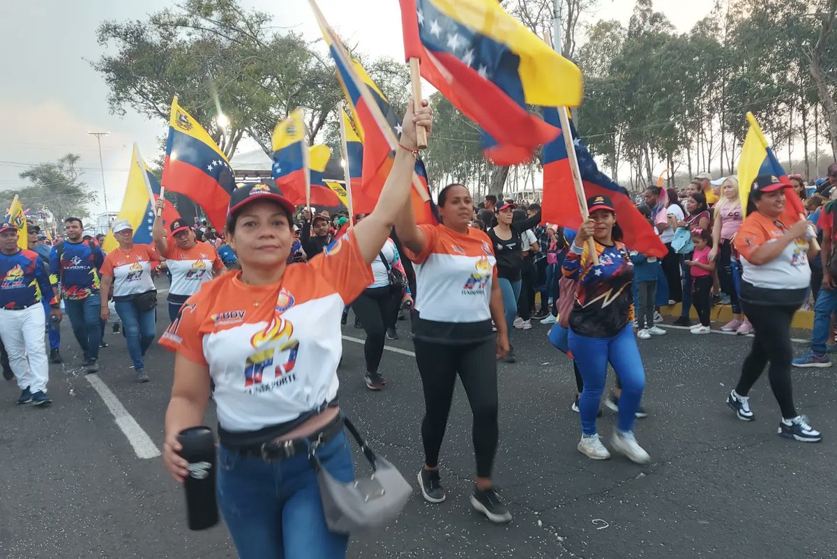CVG Fundeporte dice presente en el desfile de carrozas y comparsas en la Av. Gumilla en San Félix, acompañados de su presidente @jonatmillan. Un despliegue de música y color que alegró los corazones de la familia Guayanesa🇻🇪🪇👹🔥