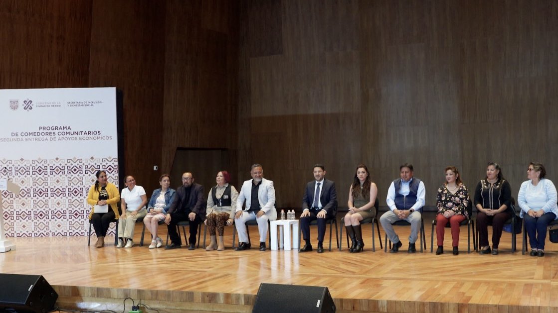 juangerardolh's tweet photo. Hoy con el #JefeDeGobierno @martibatres otorgamos apoyos a 385 comedores comunitarios.

Recibirán apoyos de 25 mil pesos para realizar mejoras a los establecimientos.

Con comedores sociales garantizamos una alimentación digna 🍲 🥘 https://t.co/eyQ4FeicB1