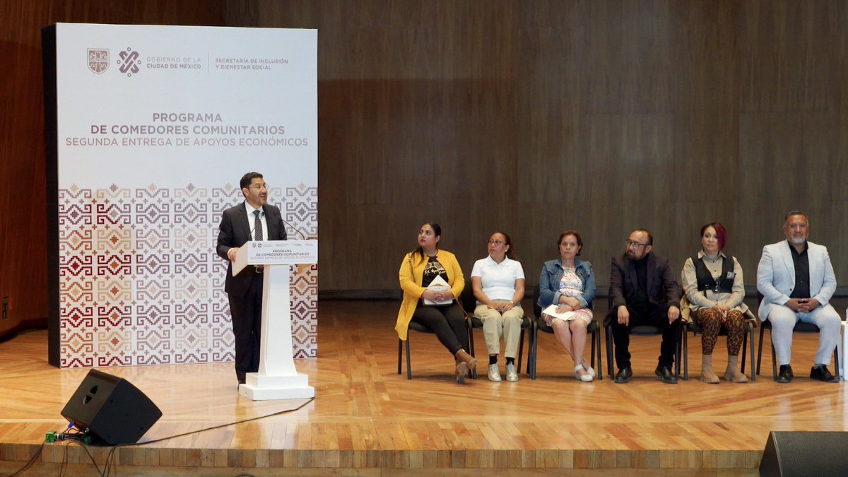juangerardolh's tweet photo. Hoy con el #JefeDeGobierno @martibatres otorgamos apoyos a 385 comedores comunitarios.

Recibirán apoyos de 25 mil pesos para realizar mejoras a los establecimientos.

Con comedores sociales garantizamos una alimentación digna 🍲 🥘 https://t.co/eyQ4FeicB1