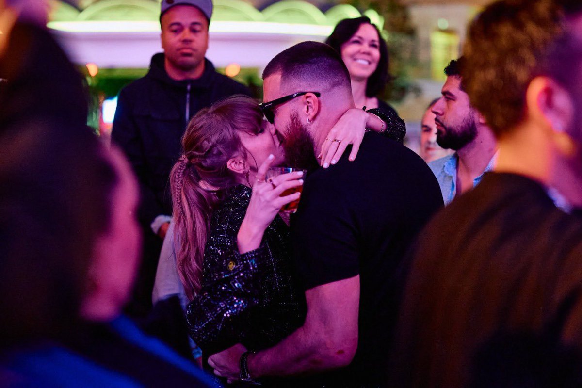 JuliaScarafone's tweet photo. This photo of Taylor Swift and Travis Kelce make me feel like this https://t.co/iMFv0cAacu