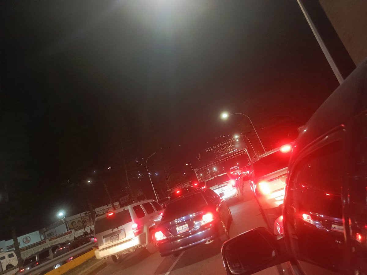 DjCesarClive's tweet photo. Llegamos la gente para 20$ para pasar más rápido https://t.co/Xu0dDrdzQ6