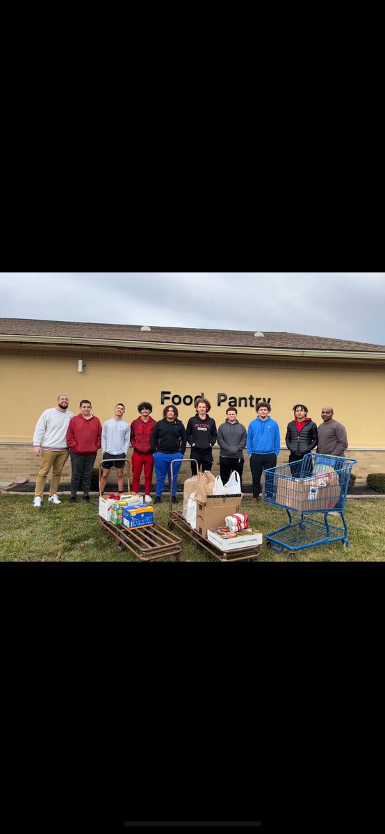 A few of our players and coaches took the non-perishables we collected last month to the St. Peter Food Pantry this afternoon. Thank you to everyone who donated! ❤️ #WarriorsGiveBack
