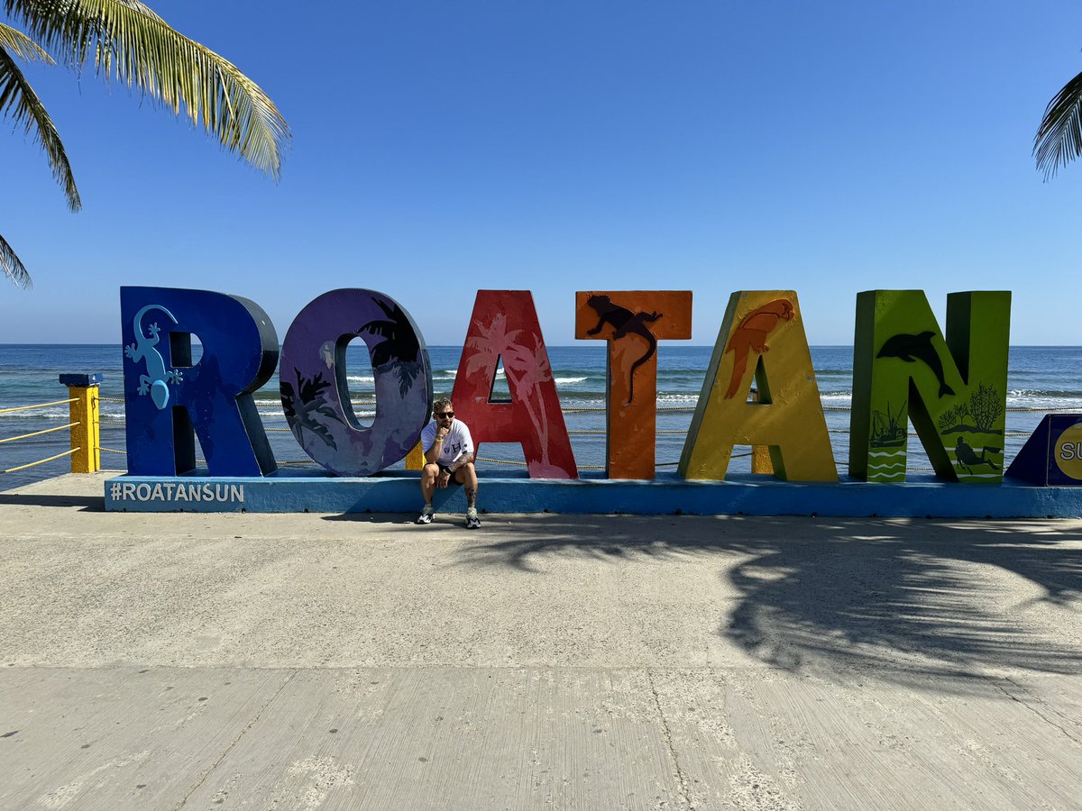 gameboygilly's tweet photo. Disfrutando la isla 🇭🇳☀️ #roatan #hatesnow https://t.co/LFrYu5Tnrn