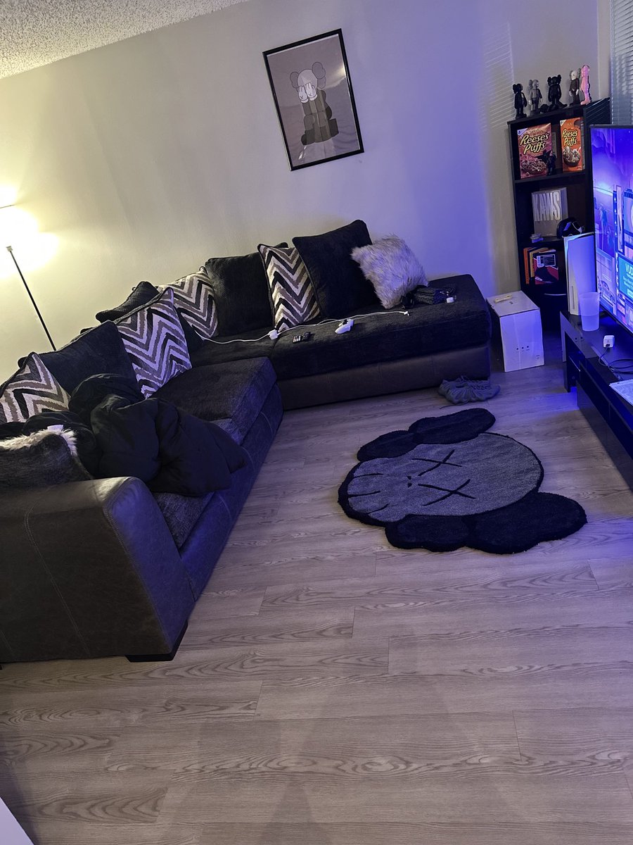 SpeakYaTweet's tweet image. Rug by meee🥰♥️
#customrug #rugs #KAWS
