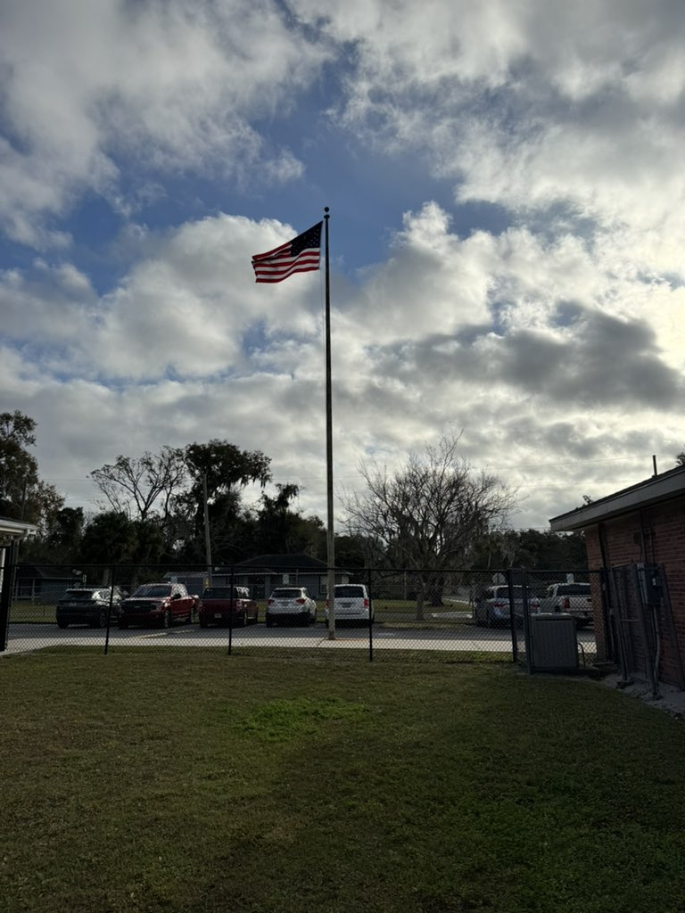 JamiMonahan9's tweet photo. There was a lot to smile about at @starkevcs today ☀️ Koalas started out their day with a rock n’ roll musical performance by the Navy Band Southeast! Incredible💫 #Navyweek #USNavy #koalapride https://t.co/1PAfgE0MDr