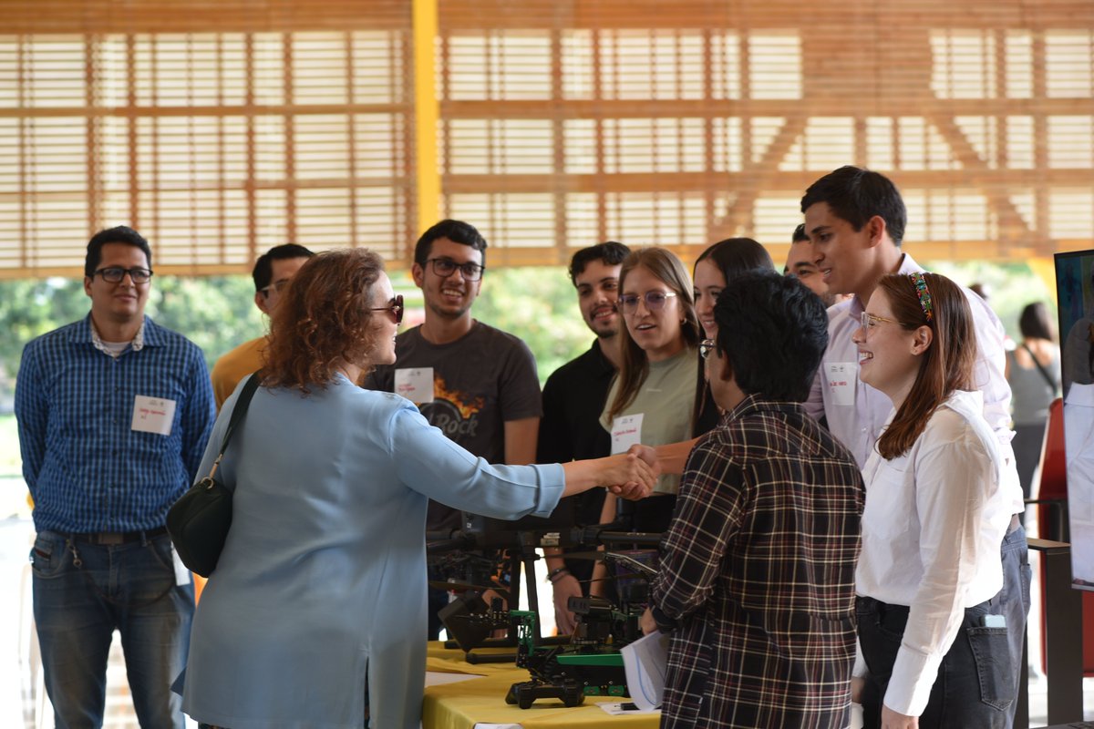 BiovIntCIAT_eng's tweet photo. The day ended with a visit to #FutureSeeds, our on-campus gene bank, where we shared projects on topics such as #artificialintelligence, gene editing, #cacao, peace initiatives, biofortification, and more.
It has been an enriching day of learning, and tomorrow we will continue. https://t.co/VNk6DPZUsw