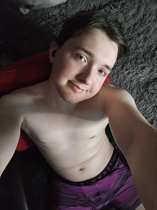 Hey guys I'm now live on chaturbate xtylercam69 https://t.co/2cJGQlHcEL