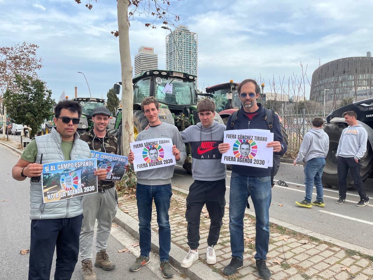 ev495636's tweet photo. @NOalaIDGSV @ONU_es @WHO @opsoms @CitizenGO En Europa los granjeros han despertado y han empezado a luchar contra la imposición de la perversa agenda 2030 ...

Una luz al final del túnel  ... https://t.co/1A9bFGjcCi