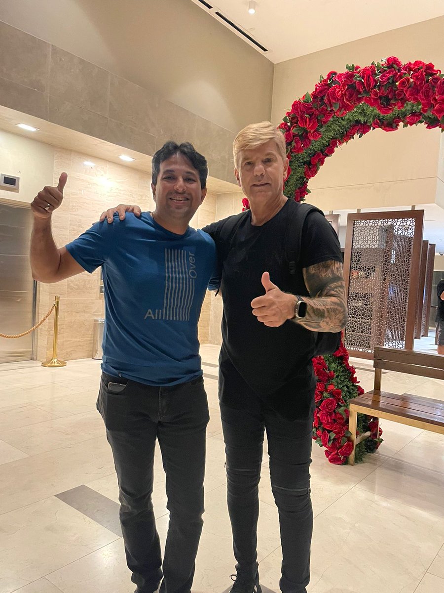 ElBluminista's tweet photo. Con mi gran amigo y el mejor músico Mario, el cantante y músico de vilma palma e vampiros https://t.co/WCo0i8wHpD