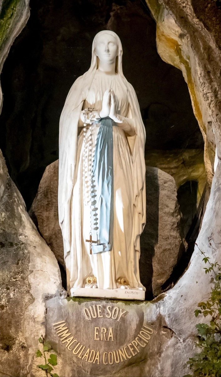 Reina_de_la_Paz's tweet photo. "VIRGEN DE LOURDES" TE PEDIMOS LA SALUD DE LOS ENFERMOS

¡Oh amabilísima Virgen de Lourdes, Madre de Dios y Madre nuestra! Llenos de aflicción y con lágrimas fluyendo de los ojos, acudimos en las horas amargas de la enfermedad a vuestro maternal corazón, para pediros que derraméis a manos llenas el tesoro de vuestras misericordias sobre nosotros.

–Indignos somos por nuestros pecados de que nos escuchéis: pero acordaos, os diré con vuestro siervo San Bernardo, que jamás se ha oído decir que ninguno de los que han acudido a Vos haya sido abandonado de Ti,

–¡Madre tierna! ¡Madre bondadosa! ¡Madre dulcísima! Ya que Dios obra por vuestra mano curaciones sin cuento en la Gruta prodigiosa de Lourdes, sanando tantas víctimas del dolor, guardad también una mirada de bendición para Nuestros pobres enfermos,

–Alcanzadle de vuestro Divino Hijo Jesucristo la deseada salud, si ha de ser para mayor gloria de Dios. Pero mucho más alcanzadnos a todos el perdón de nuestros pecados, paciencia y resignación en los sufrimientos y sobre todo un amor grande y eterno a nuestro Dios prisionero por nosotros en los Sagrarios. 

Virgen de Lourdes, rogad por nosotros. Consuelo de los afligidos, rogad por nosotros. Salud de los enfermos, rogad por nosotros.

Amén 
 Rezar tres Avemarías.