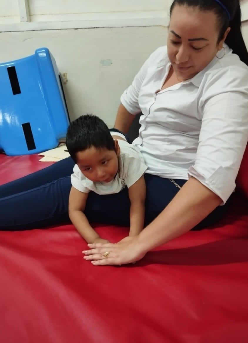 Cuando se trata de la felicidad de los que son el futuro no se escatiman esfuerzos. La Licenciada en fisioterapia y rehabilitación Yadira  Fuster Sánchez así lo demonstrate. #CubaCoopera #CubaPorLaSalud #CubaPorLaPaz