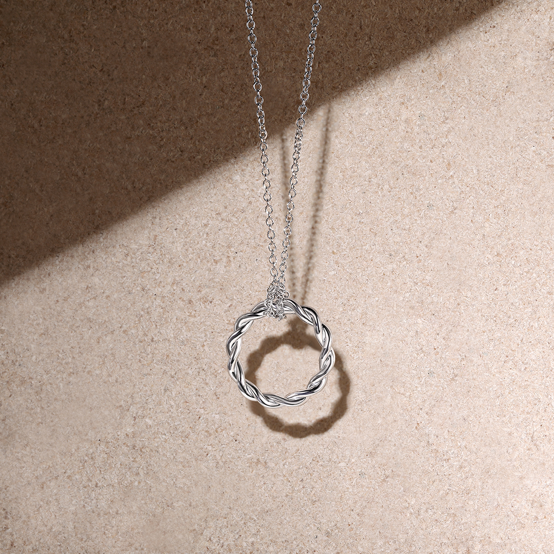 Gabriel & Co., a NY-based jeweler & member of Jewelers for Children, a longtime funder of @NationalCASAGAL, highlights our mission & supporting @JFChope with a special edition “Stronger Together” necklace. Learn more: casa.gal/strongertogeth… @GabrielCoNY